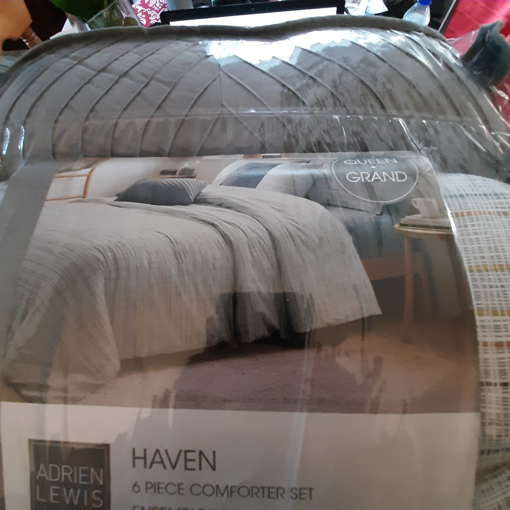 Bedding (Queen Set ) - Picture 9 of 9